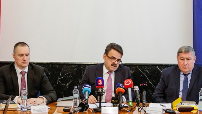 Námestník gen. prokurátora Peter Šufliarsky, generálny prokurátor Jaromír Čižnár a špeciálny prokurátor Dušan Kováčik.