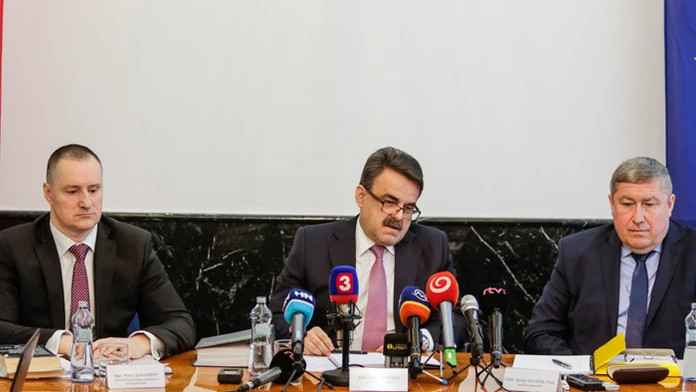 Námestník gen. prokurátora Peter Šufliarsky, generálny prokurátor Jaromír Čižnár a špeciálny prokurátor Dušan Kováčik.