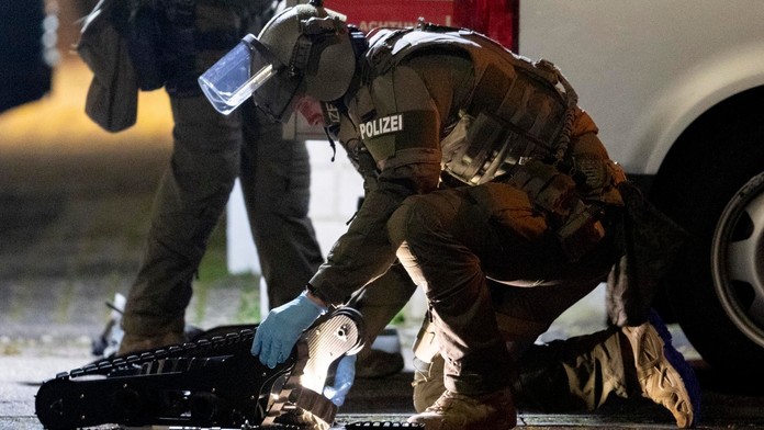 Slovenskí diváci s nápisom "Chýbaš nám Mikaela" počas 2. kola slalomu v Kranjskej Gore.