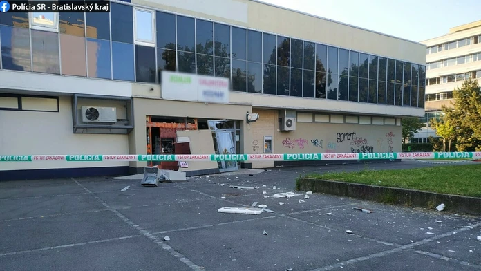 Záber na zničený bankomat.
