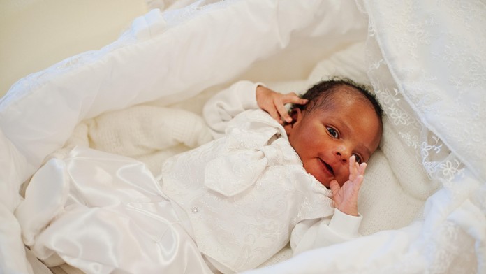 Belošskému páru sa narodilo černošské dieťa. Klinika odmieta vysvetliť, kde sa stala chyba