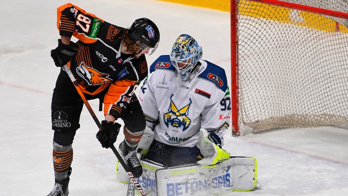 Brankár Spišiakov Marcel Melicherčík proti Pavlovi Regendovi z Michaloviec.