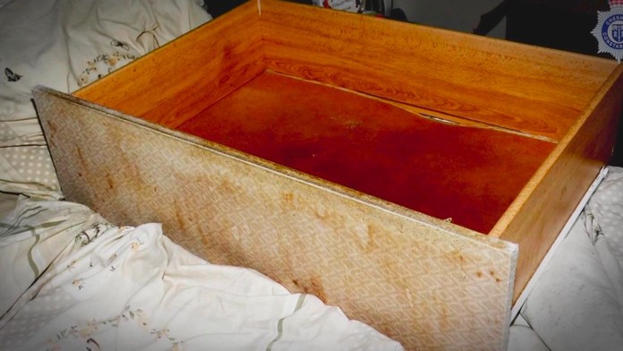 Nepoznala denné svetlo ani čerstvý vzduch. Britka schovávala dcéru od narodenia v zásuvke