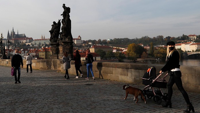 Zdravotná sestra drží za ruku pacienta s ochorením COVID-19 na oddelení JIS.