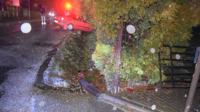 Nehoda pri Púchove. Opitý vodič narazil do plota rodinného domu a skončil v priekope