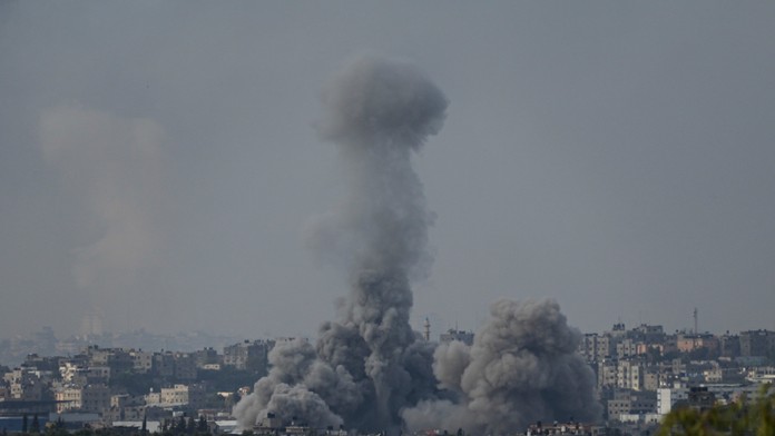 Dym stúpa pri explózii po izraelskom leteckom útoku na pásmo Gazy.