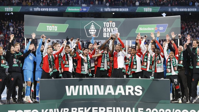 Dávid Hancko s Leom Sauerom oslavujú zisk trofeje. Feyenoordu stačil vo finále jediný presný zásah