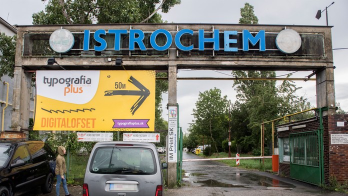 Na snímke hlavný vstup do chemického podniku Istrochem, bývalé Chemické závody Juraja Dimitrova.