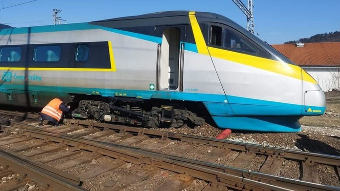 V Žiline sa vykoľajil vlak, doprava na Kysuce aj do Česka je zastavená. Črtá sa aj príčina nehody