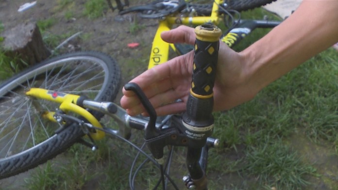 Chlapec sa napichol na riadidlá od bicykla