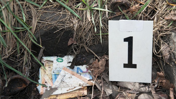 Stovky eur zakopané v zemi.