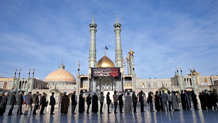 Iránci počas parlamentných volieb v Iráne.