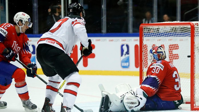 Connor McDavid (Kanada) a nórski hráči Michael Haga (vľavo) a brankár Lars Haugen