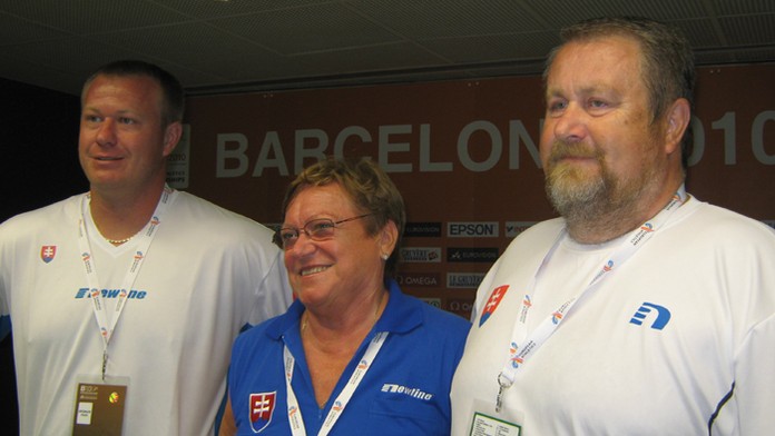 Na archívnej snímke kladivár Libor Charfreitag ml., Mária Mračnová a Libor Charfreitag starší (vpravo).