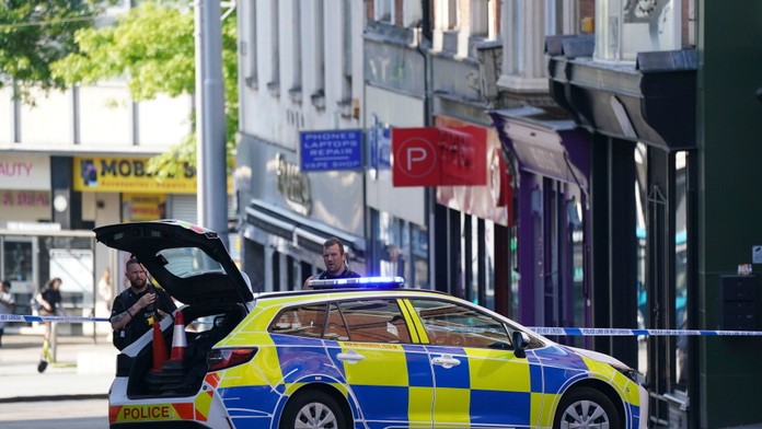 Britskí policajti našli mŕtve telá a po kolízii s dodávkou aj troch zranených. Incidenty spolu zrejme súvisia