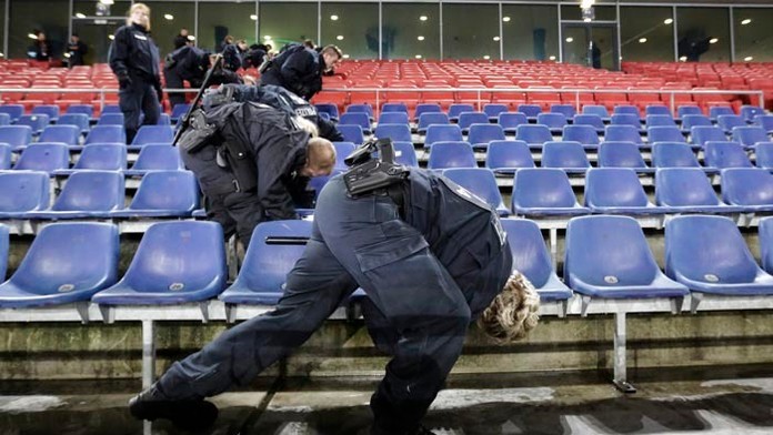 Na snímke príslušníci nemeckej polície prehľadávajú útroby futbalového štadióna pred začiatkom prípravného zápasu Nemecko - Hola