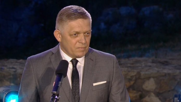 Robert Fico tvrdí, že podporuje okamžité prímerie na Ukrajine a začiatok rokovaní