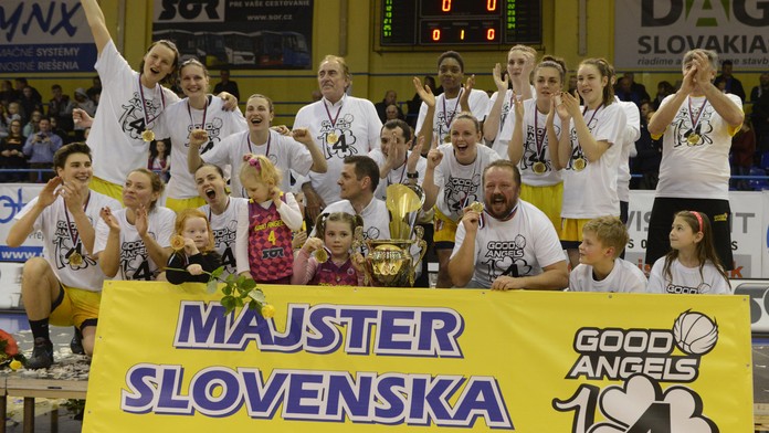 Basketbalistky Good Angels Košice s majstrovskou trofejou.