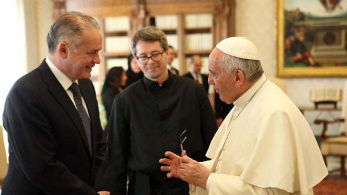 Andrej Kiska v debate s pápežom Františkom na osobnej audiencii vo Vatikáne.