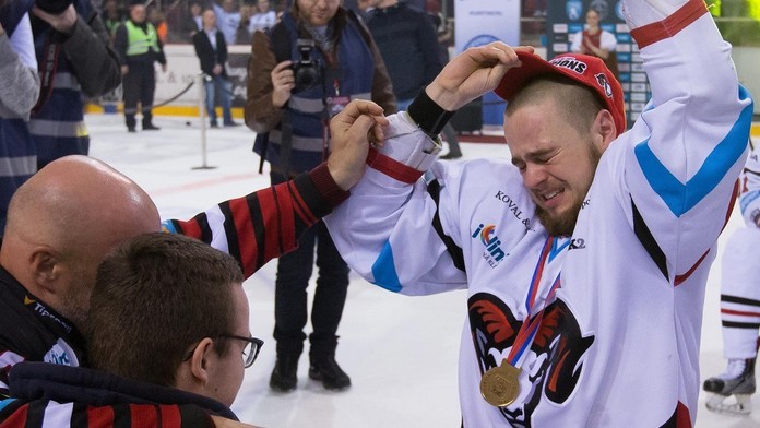 Na snímke Tomáš Zigo, ktorý prišiel o mamu, oslavuje zisk prvého majstrovského titulu s otcom a bratom.