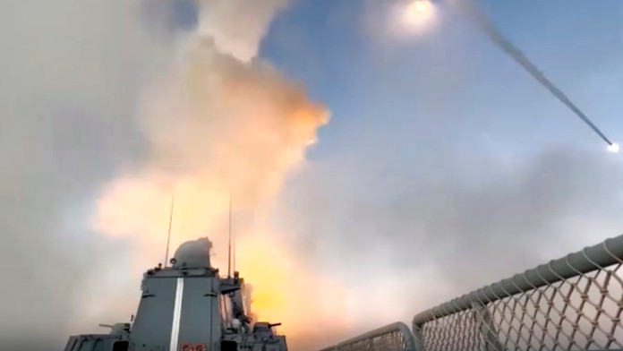 Ruská vojnová loď odpaľuje rakety na cieľ na Ukrajine.