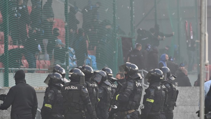 Policajti pred sektorom fanúšikov Slovana počas 11. kola Fortuna ligy v Trnave.