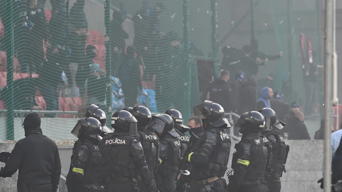 Policajti pred sektorom fanúšikov Slovana počas 11. kola Fortuna ligy v Trnave.