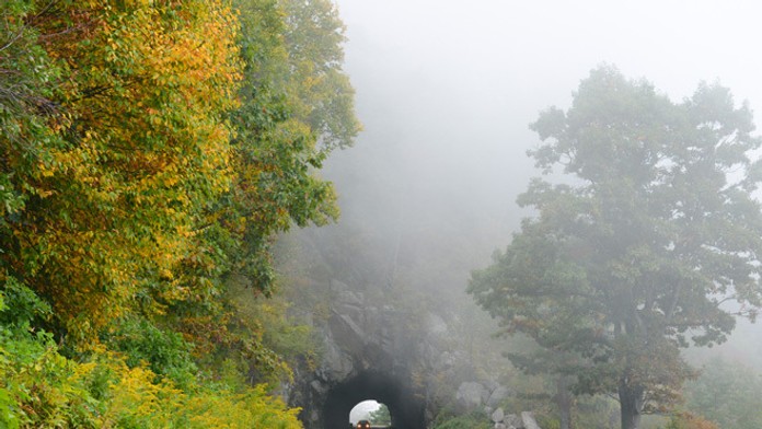 Jesenná hmla na ceste