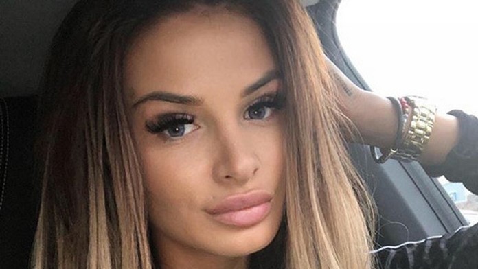 Zamestnanec bojuje so silným nárazovým vetrom počas ZOH 2018.