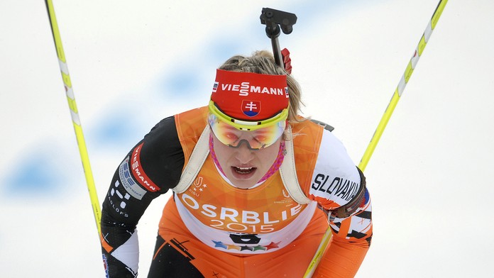 Zlatá Paulína Fialková v cieli rýchlostných pretekov na 7,5 km v biatlone na 27. svetovej zimnej univerziáde.