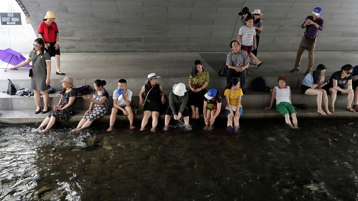 Ľudia sa schladzujú počas horúčav v Južnej Kórei.