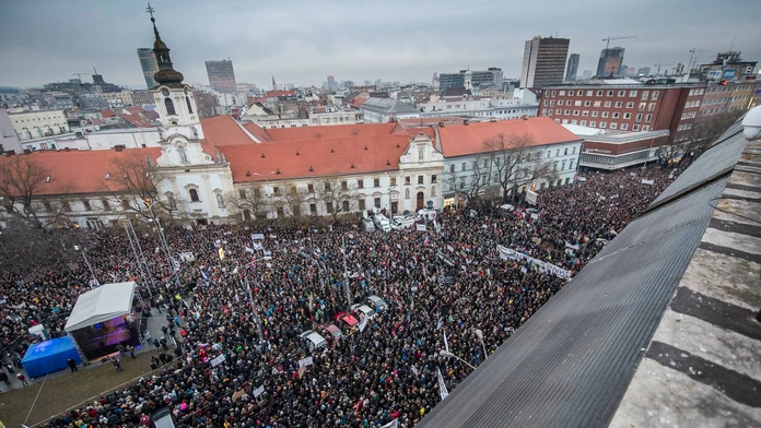 Protestujúci ľudia na Námestí SNP