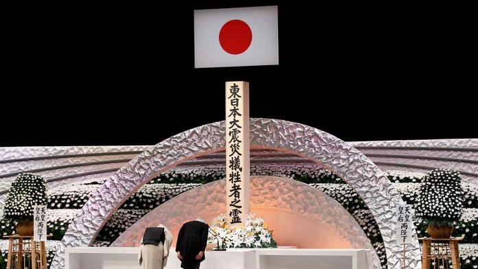 Japonský cisársky pár Akihito a Mičiko si uctili pamiatku obetí zemetrasenia a prívalových vĺn cunami z 11. marca 2011