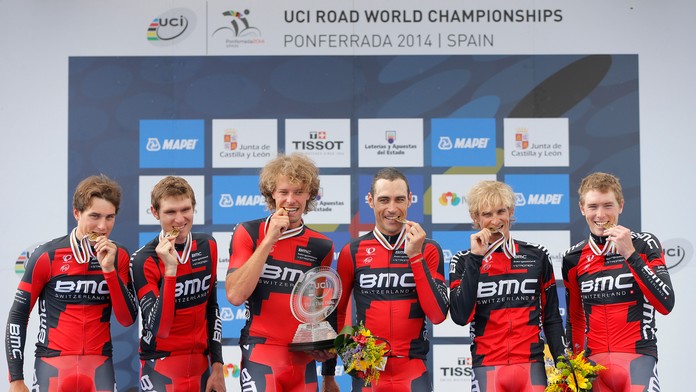 Peter Velits s kolegami z BMC Racing hryzú zlaté medaily po triumfe v tímovej časovke na MS v cestnej cyklistike.  21. septembra
