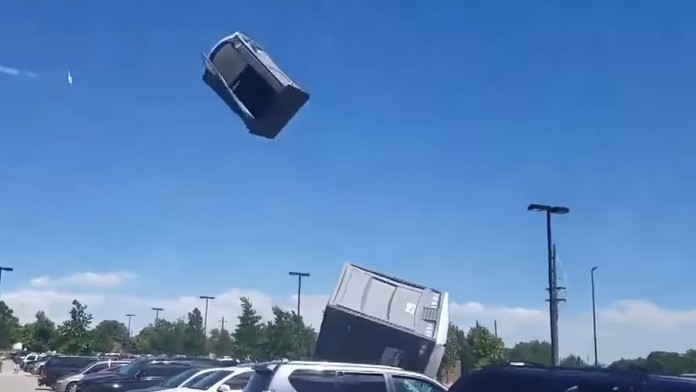 Silný vietor odfúkol prenosnú toaletu