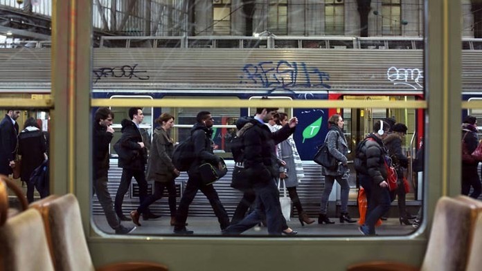 Cestujúci nastupujú do vlaku na železničnej stanici Gare de l´Est v Paríži.