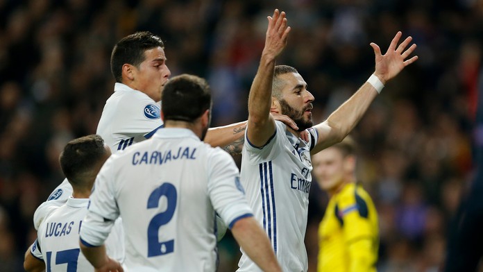 Karim Benzema (vpravo) z Realu Madrid jasá po góle do siete Dortmundu v dueli LM.