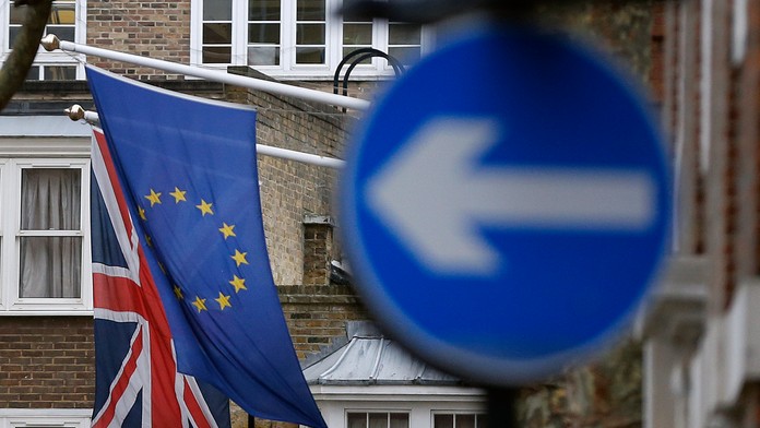 vlajky Európskej únie a vlajka Británie na budove Európskeho domu v Londýne.