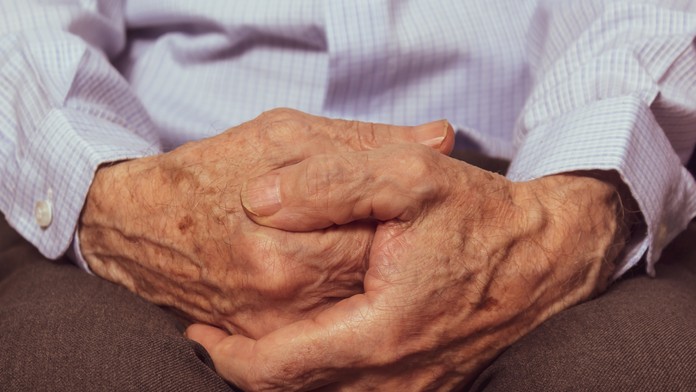 Ruky starého muža - ilustračná snímka