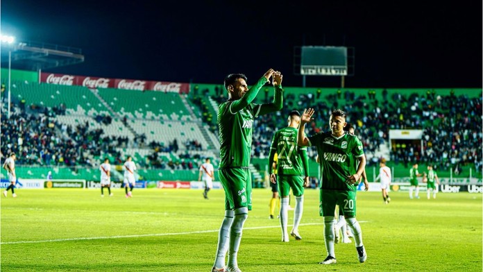 VIDEO: Ligový džentlmen naschvál zahodil penaltu. Z tribún sa ozval bujarý potlesk