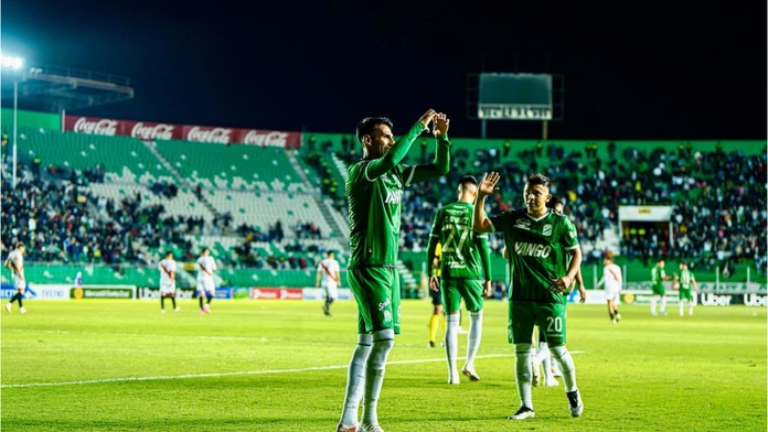 VIDEO: Ligový džentlmen naschvál zahodil penaltu. Z tribún sa ozval bujarý potlesk