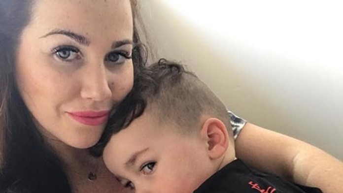 Klasická pekná fotka matky so synom. Ľudí ale šokovalo, o čo na nej vskutočnosti ide