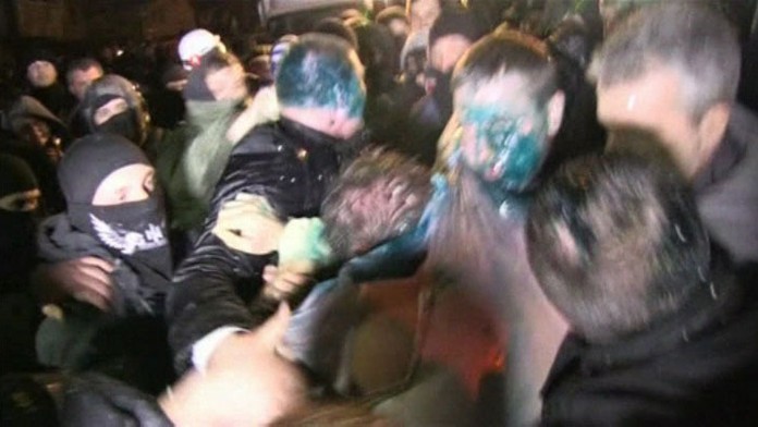 Carjova lynčuje dav.