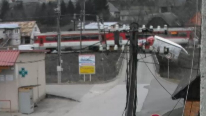 Pri Prievidzi sa zrazil vlak s dodávkou.