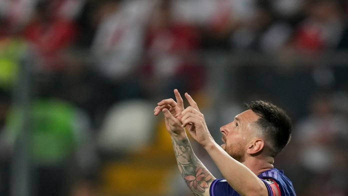 Kapitán argentínskej futbalovej reprezentácie Lionel Messi sa teší po strelení gólu.