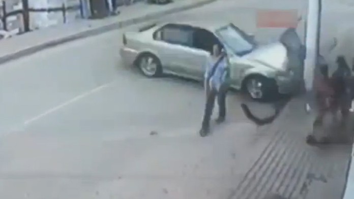 Elektrický stĺp zachránil životy troch ľudí.