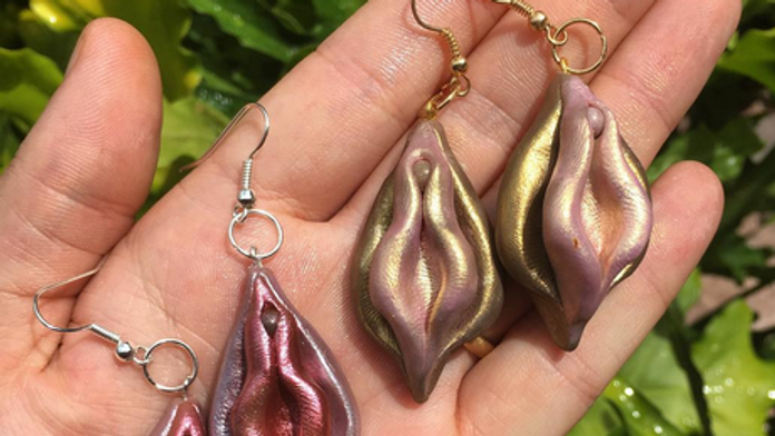 V kolekcii ponúka aj náušnice.