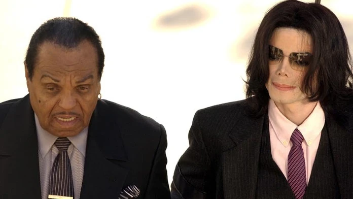 Michael Jackson (vpravo) so svojím otcom Joeom Jacksonom.