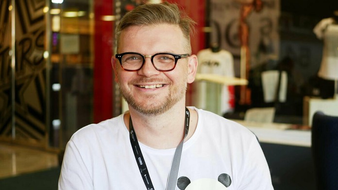 Zľava hráči Slovana Andraž Šporar a kapitán tímu Vasil Božikov s novými dresmi.