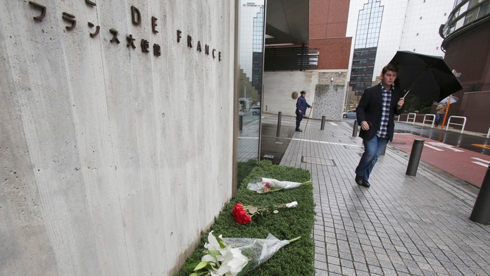 Pred francúzskou ambasádou v Japonsku ukladajú ľudia kvety.